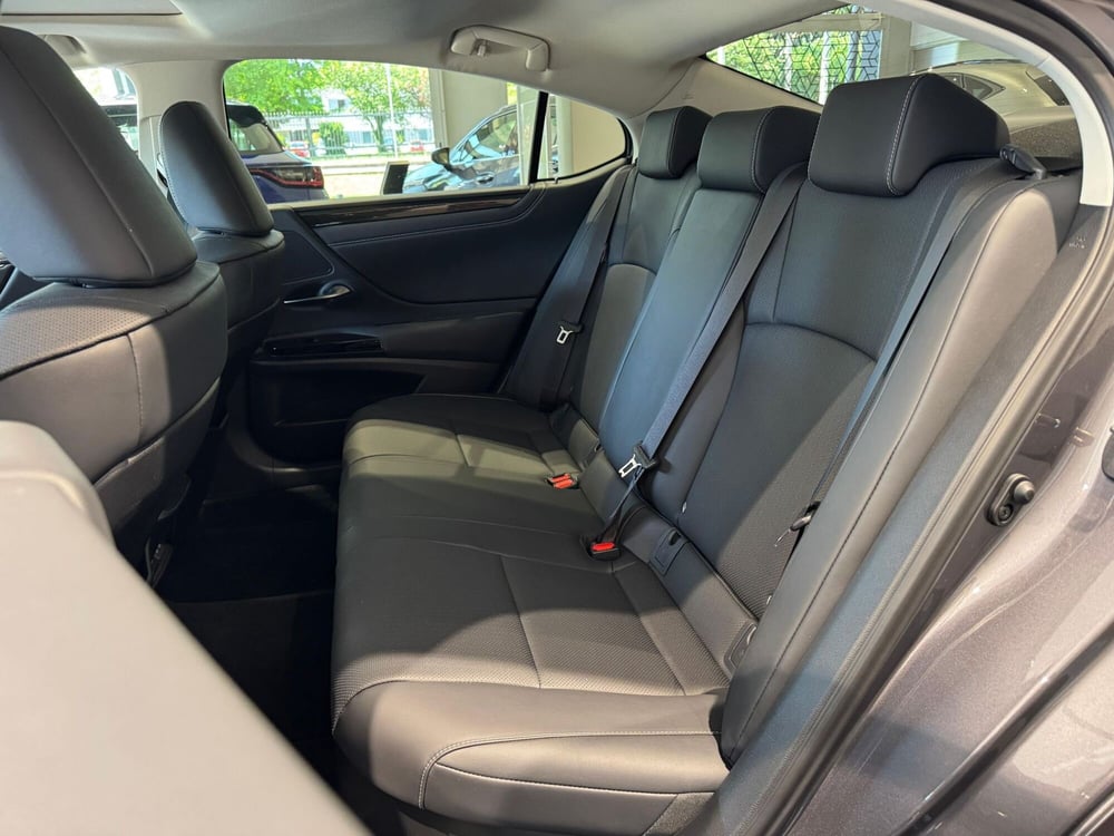 Lexus ES nuova a Bologna (8)
