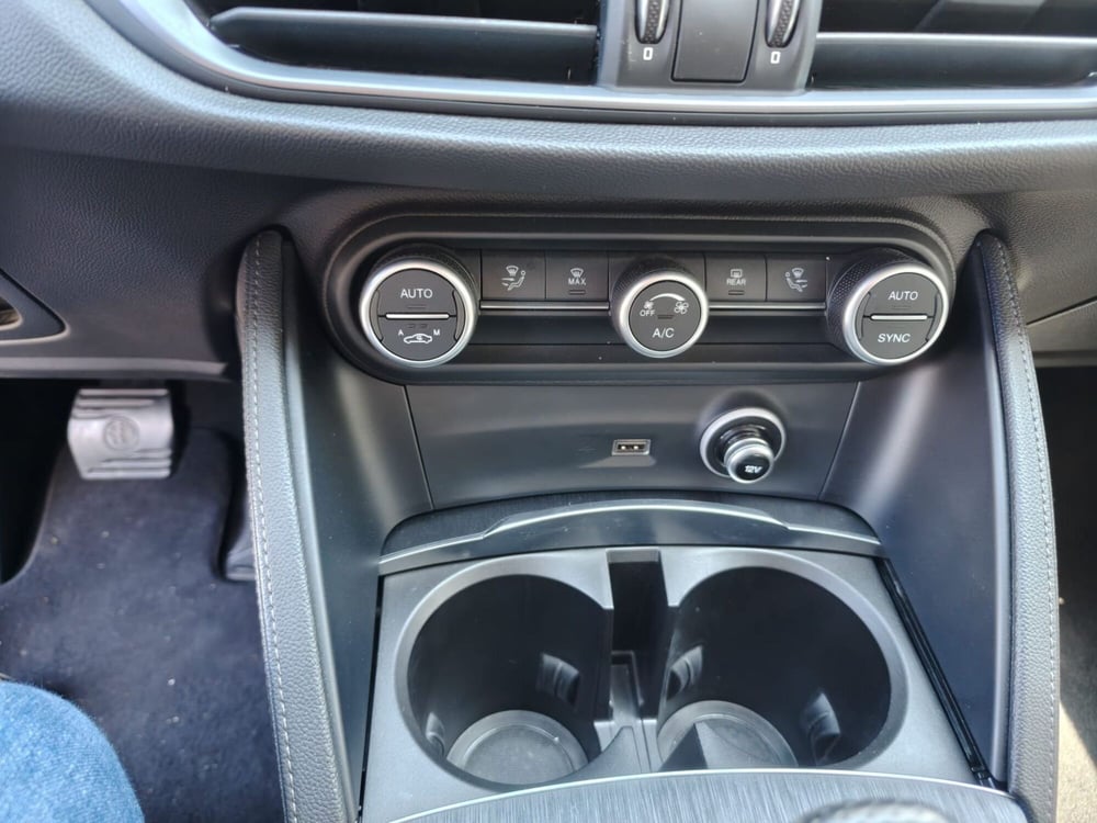 Alfa Romeo Stelvio usata a L'Aquila (14)