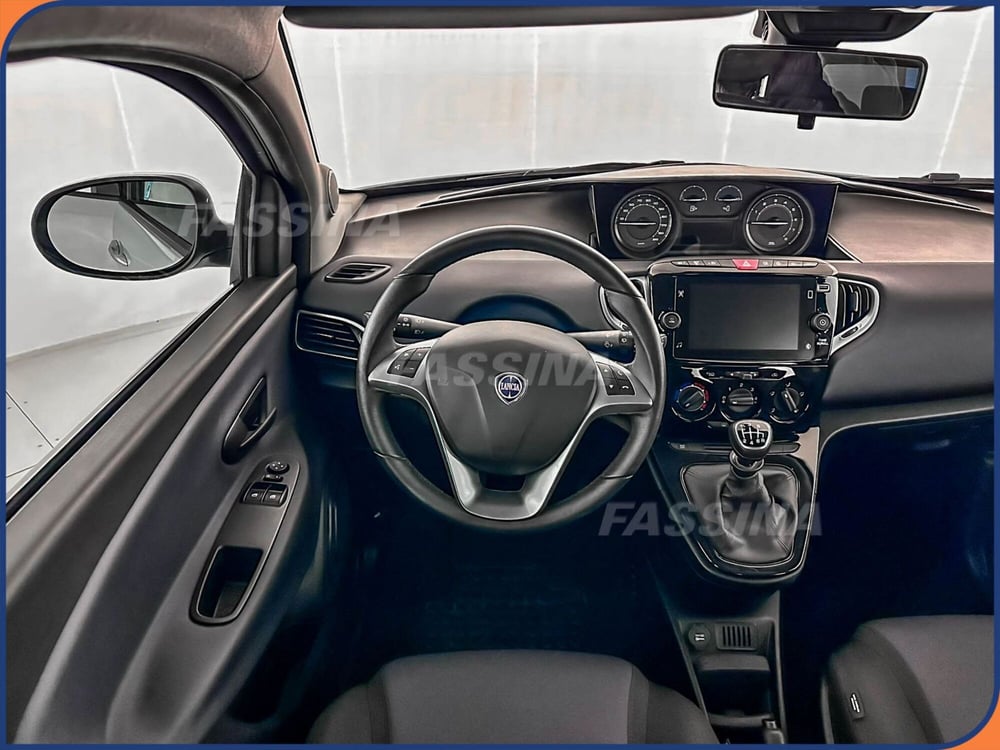 Lancia Ypsilon usata a Milano (10)