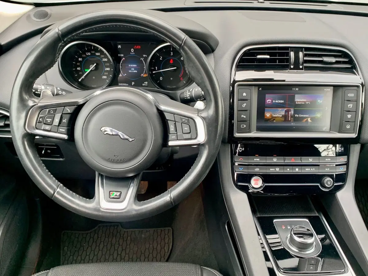 Jaguar F-Pace usata a Bari (4)