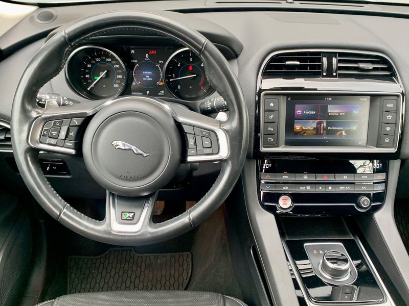 Jaguar F-Pace usata a Bari (4)