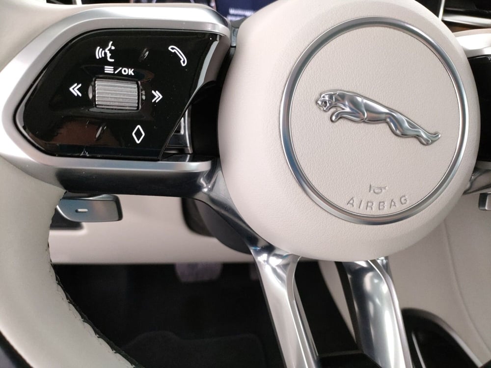 Jaguar F-Pace usata a Milano (17)