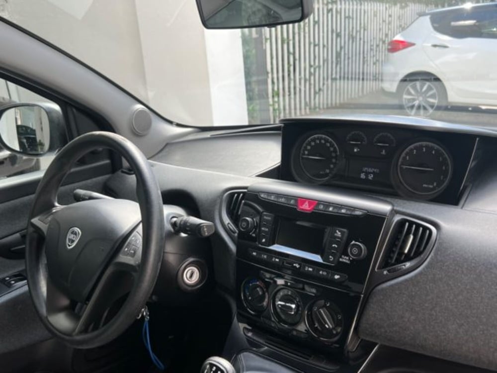 Lancia Ypsilon usata a Napoli (8)