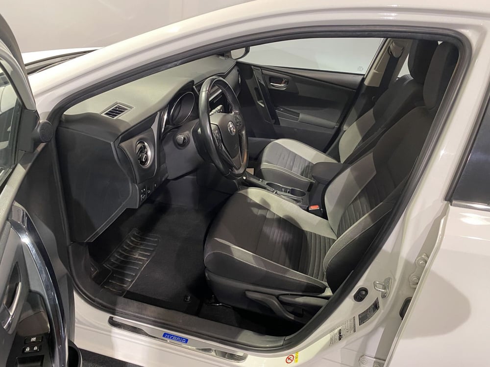 Toyota Auris Station Wagon usata a Milano (12)