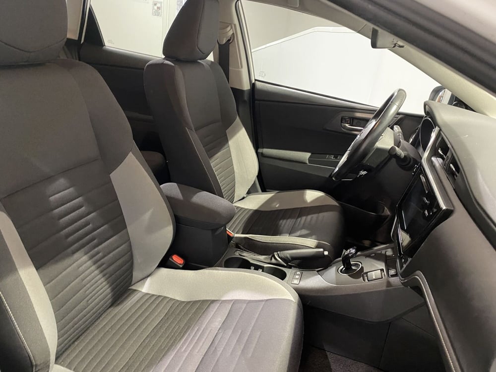 Toyota Auris Station Wagon usata a Milano (6)
