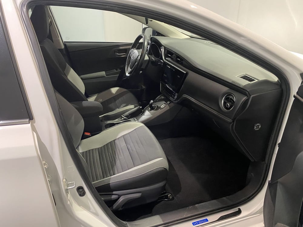 Toyota Auris Station Wagon usata a Milano (7)