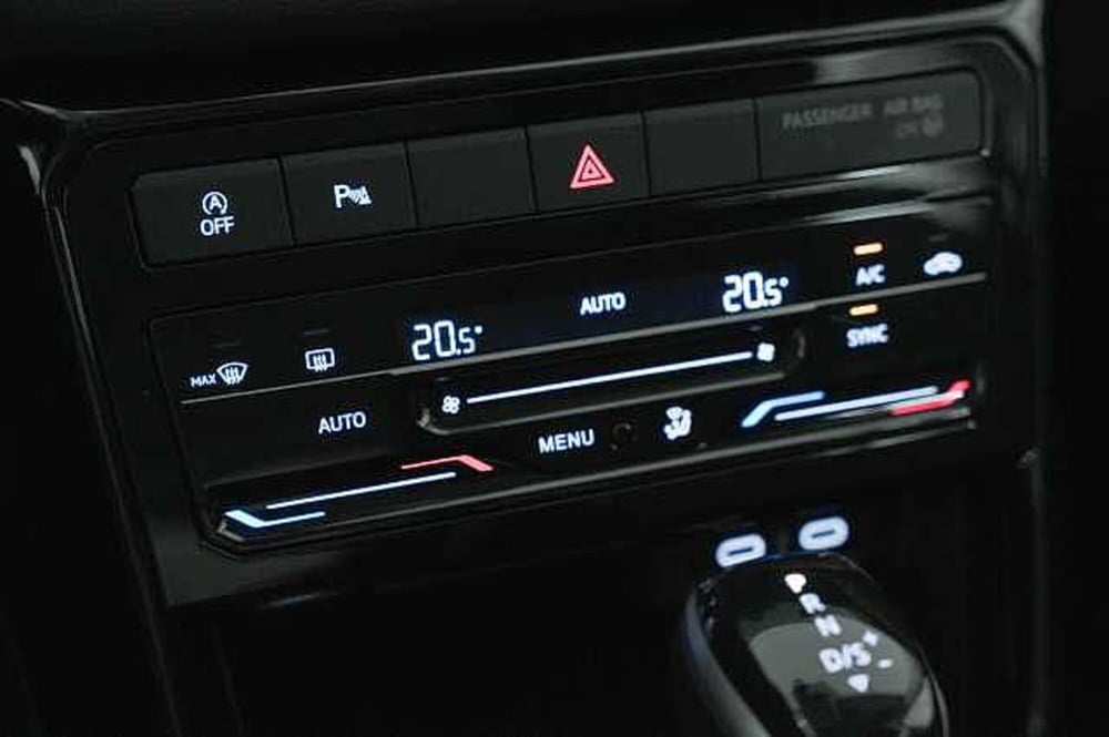 Volkswagen T-Cross usata a Como (17)