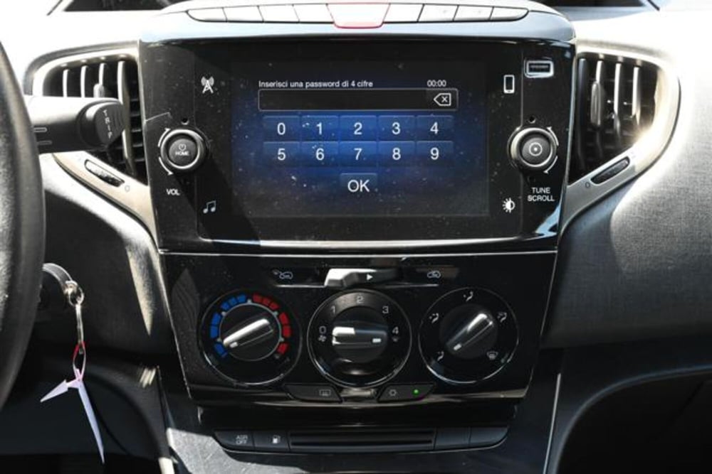 Lancia Ypsilon usata a Torino (18)