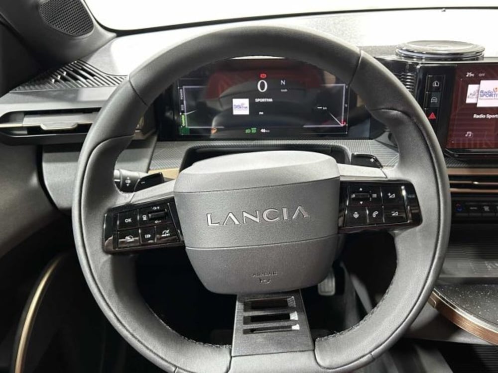 Lancia Ypsilon nuova a Sondrio (13)