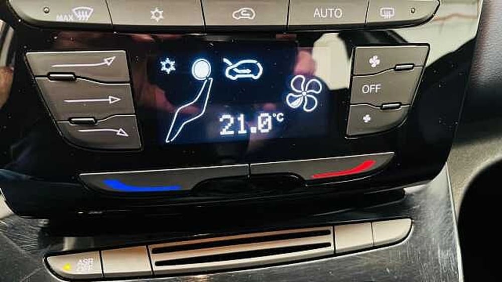 Lancia Ypsilon usata a Milano (6)