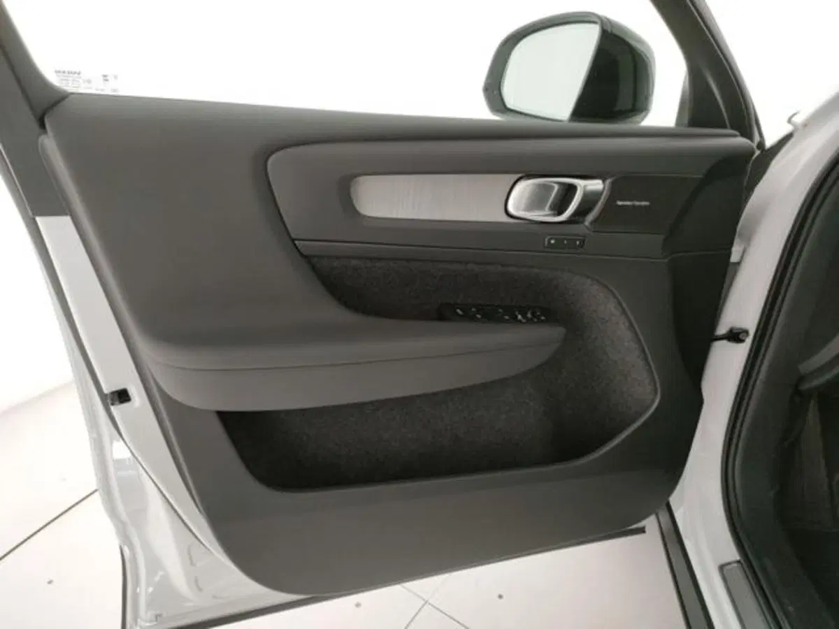 Volvo XC40 nuova a Modena (11)