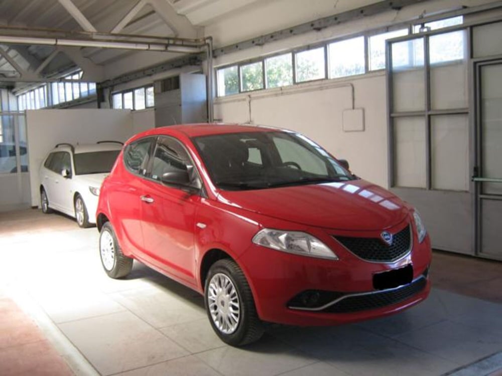 Lancia Ypsilon usata a Ascoli Piceno