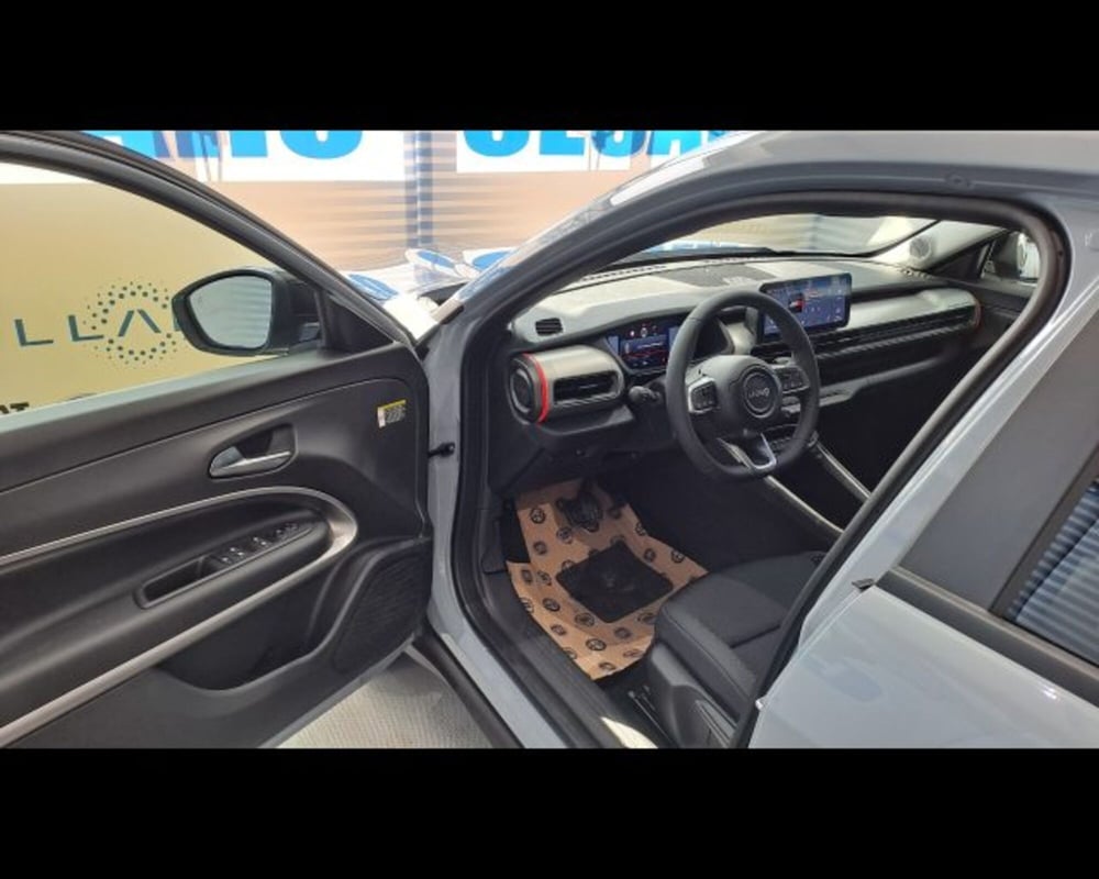 Jeep Avenger nuova a Aosta (5)