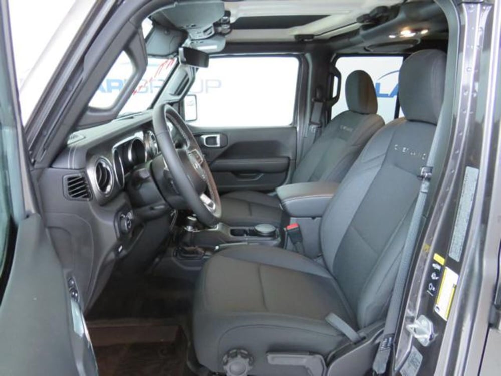 Jeep Gladiator nuova a Lodi (7)