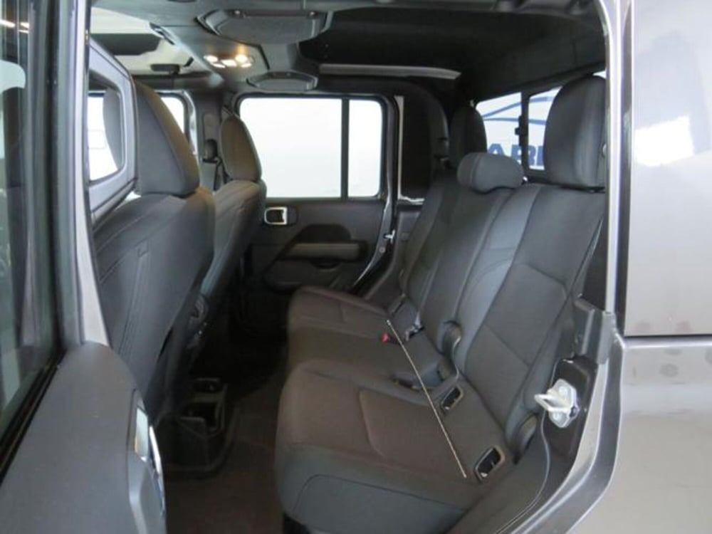 Jeep Gladiator nuova a Lodi (8)