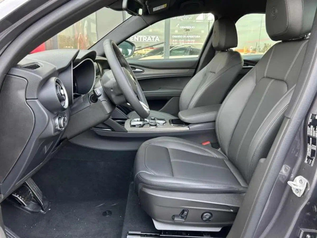 Alfa Romeo Stelvio nuova a Vercelli (10)