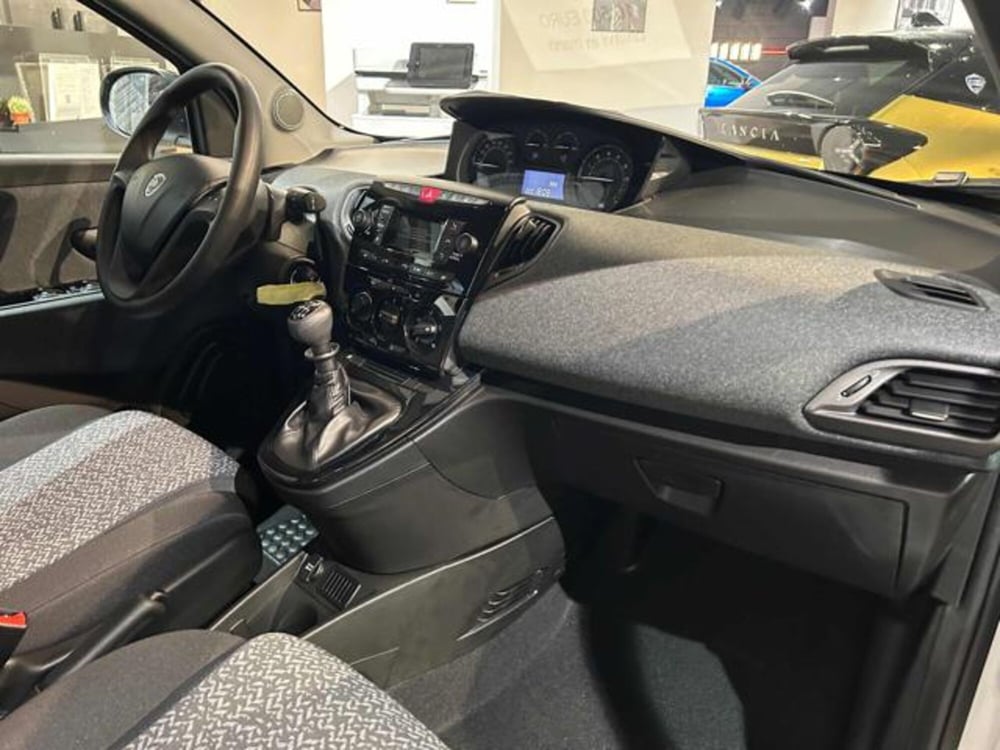 Lancia Ypsilon nuova a Vercelli (10)