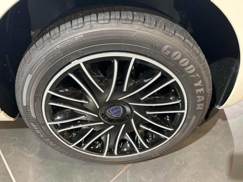 Lancia Ypsilon nuova a Vercelli (12)