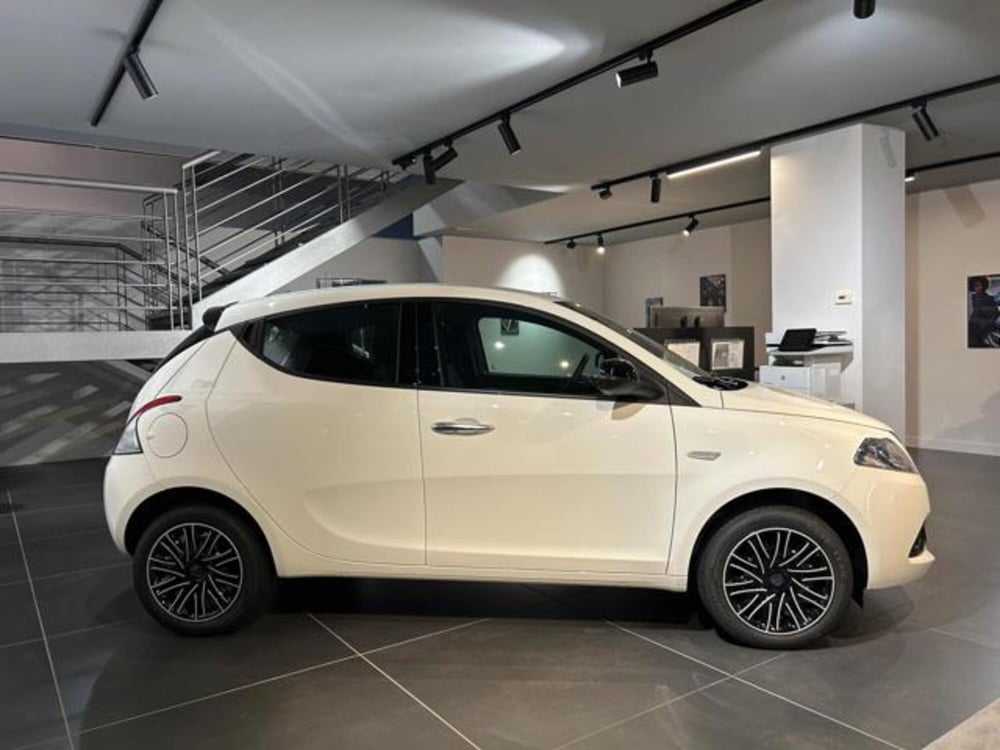 Lancia Ypsilon nuova a Vercelli (2)