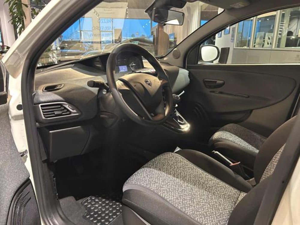 Lancia Ypsilon nuova a Vercelli (6)
