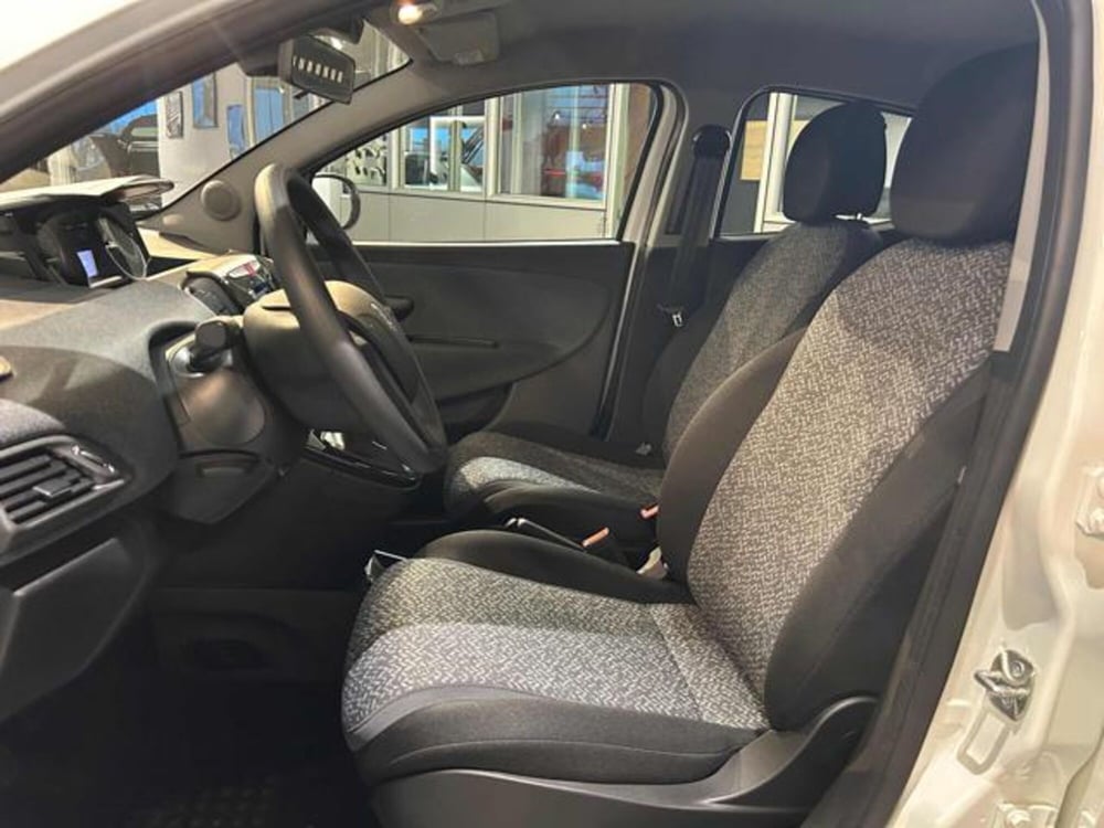 Lancia Ypsilon nuova a Vercelli (7)