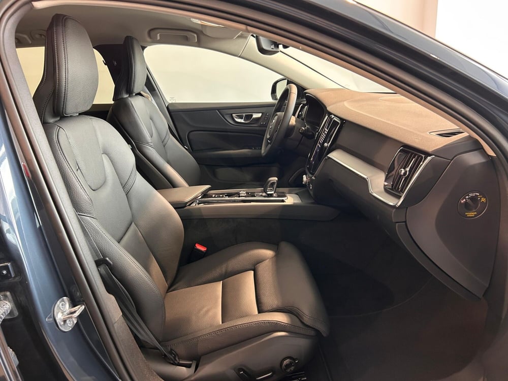 Volvo V60 nuova a Napoli (4)