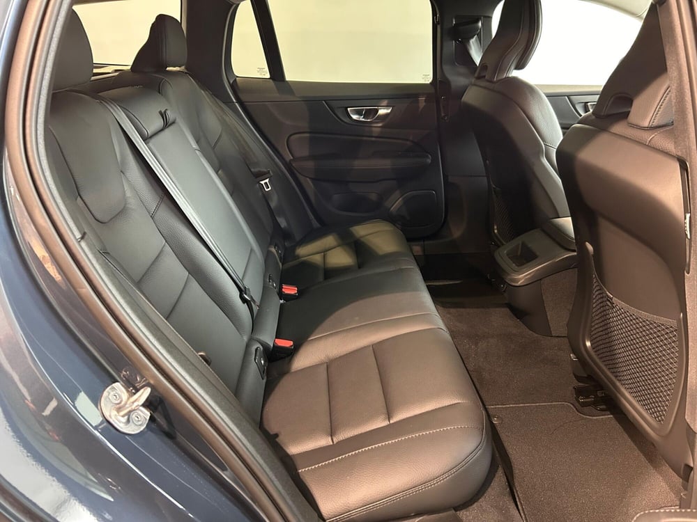 Volvo V60 nuova a Napoli (6)