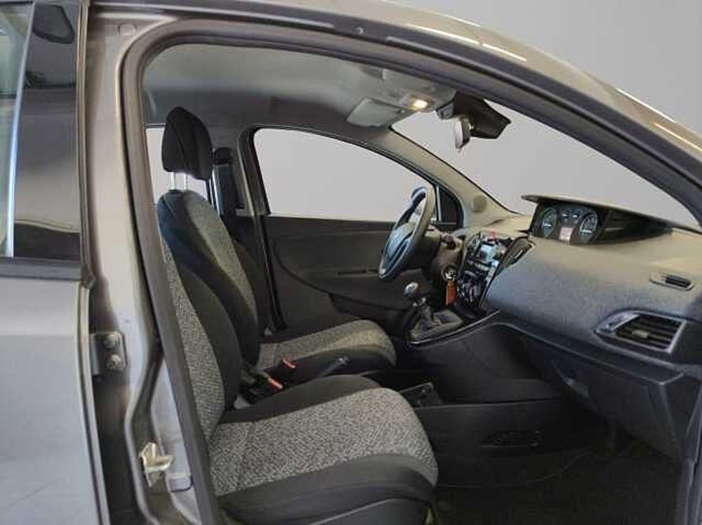 Lancia Ypsilon usata a Vibo Valentia (14)