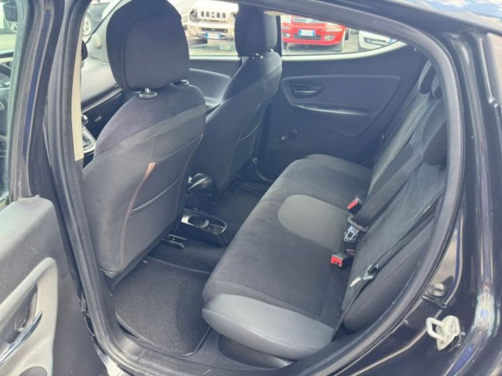Lancia Ypsilon usata a Macerata (7)