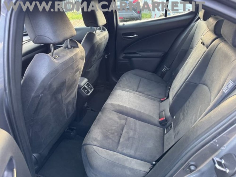 Lexus UX usata a Roma (10)
