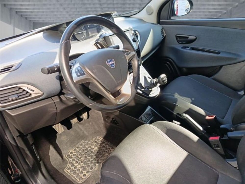 Lancia Ypsilon usata a Bari (11)