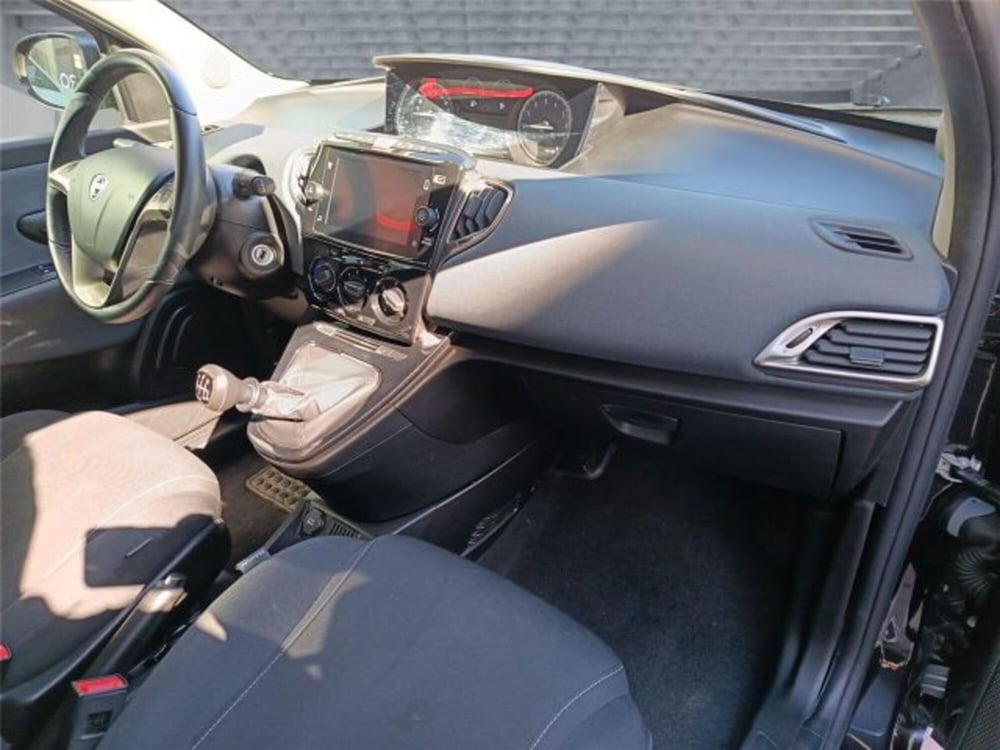 Lancia Ypsilon usata a Bari (12)