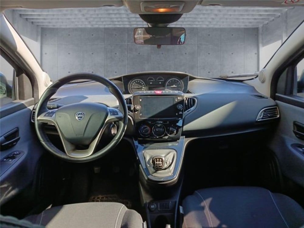 Lancia Ypsilon usata a Bari (13)