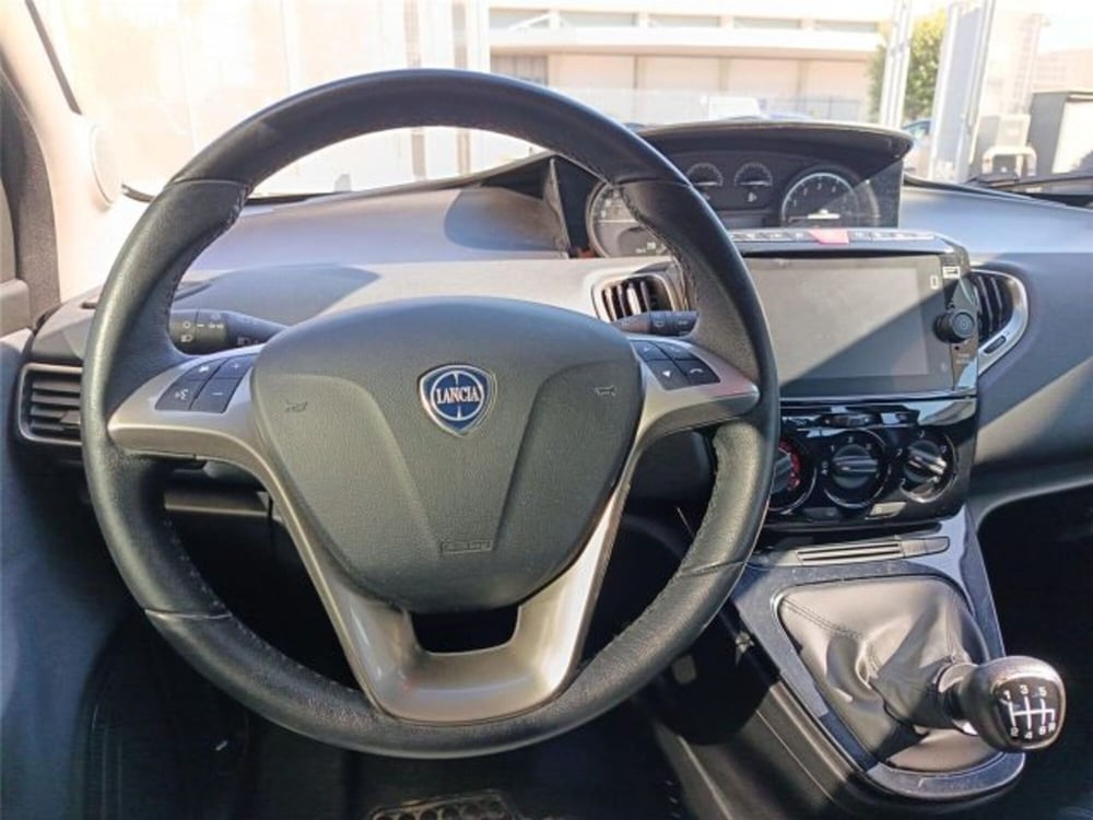 Lancia Ypsilon usata a Bari (14)