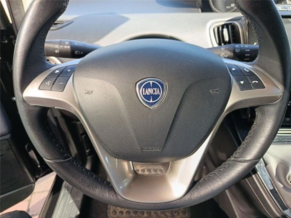Lancia Ypsilon usata a Bari (15)