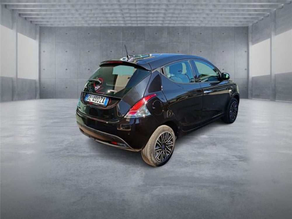 Lancia Ypsilon usata a Bari (6)