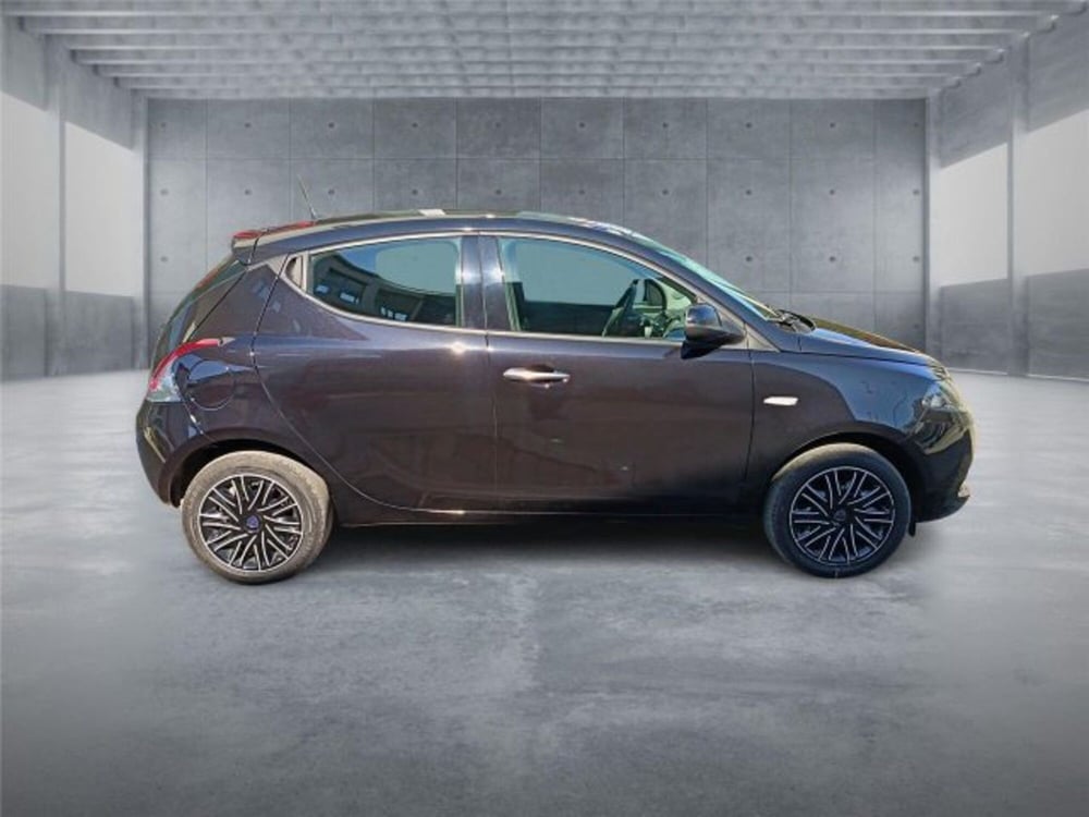 Lancia Ypsilon usata a Bari (7)