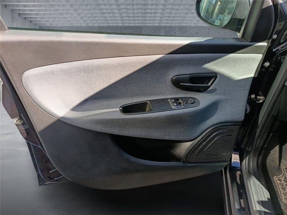 Lancia Ypsilon usata a Bari (9)