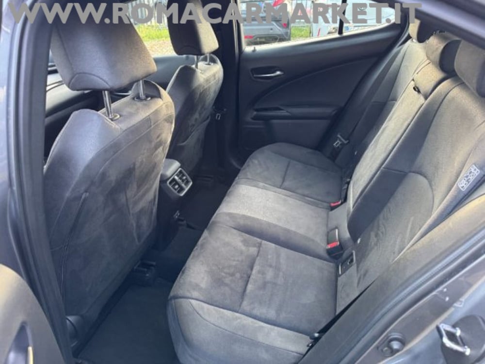 Lexus UX usata a Roma (10)