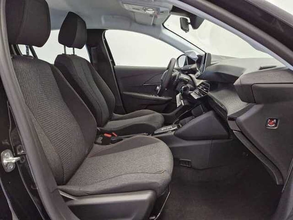 Peugeot 208 nuova a Milano (10)