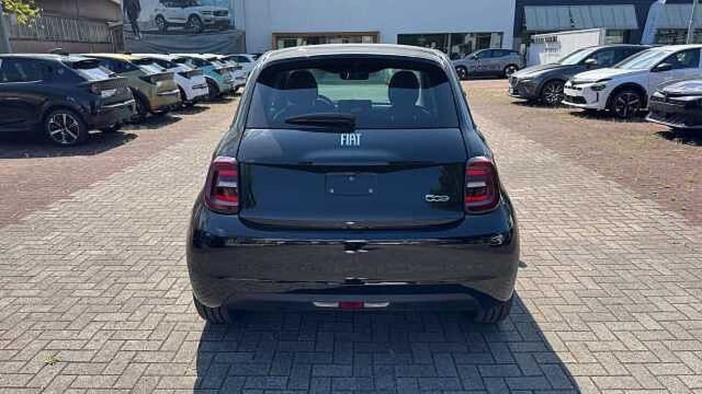 Fiat 500e nuova a Milano (4)