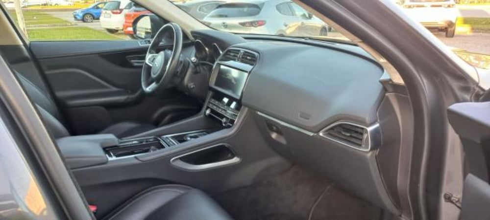 Jaguar F-Pace usata a Udine (8)