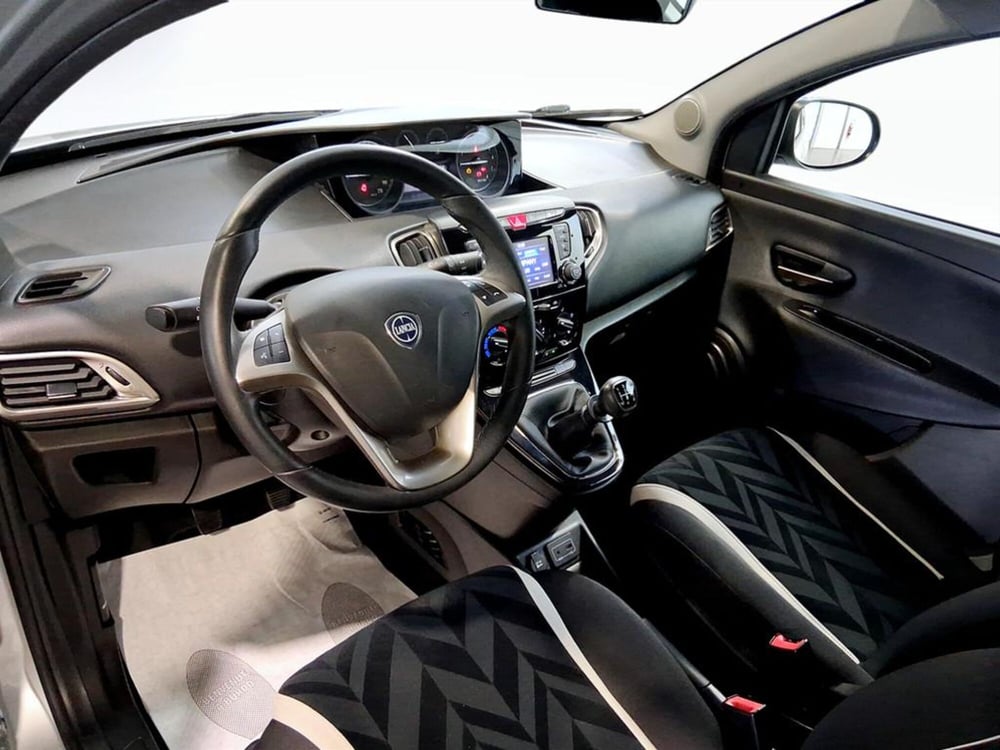 Lancia Ypsilon usata a Padova (10)