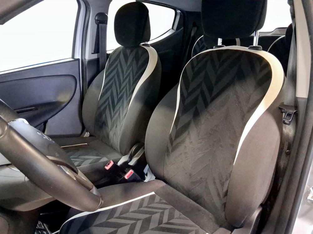 Lancia Ypsilon usata a Padova (13)