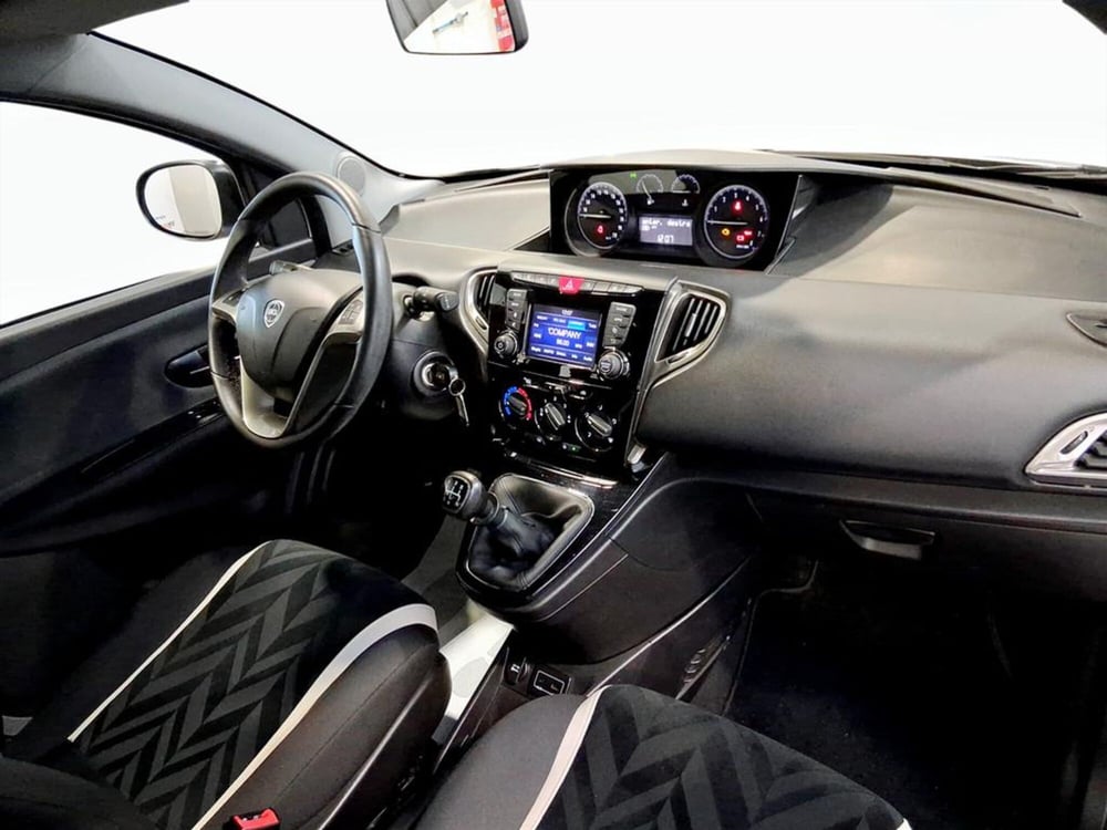 Lancia Ypsilon usata a Padova (14)