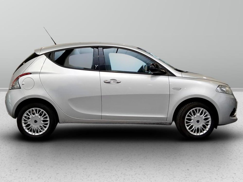 Lancia Ypsilon usata a Padova (5)