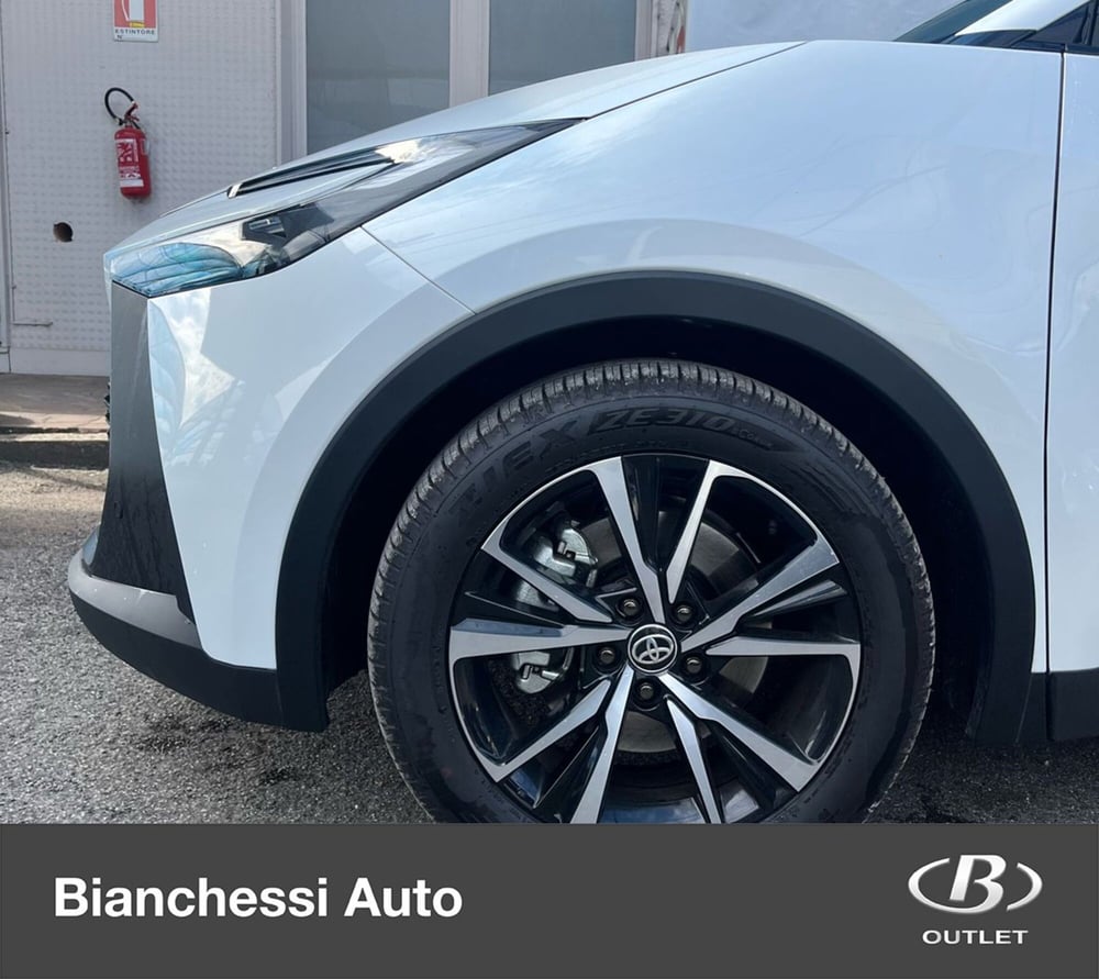 Toyota Toyota C-HR nuova a Cremona (14)