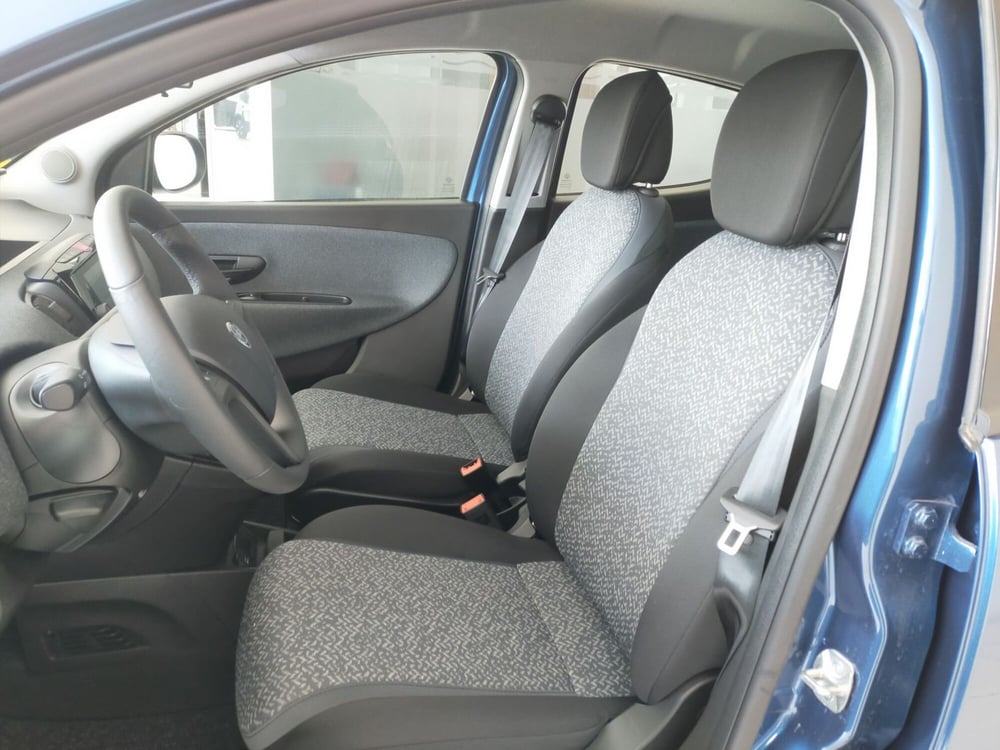 Lancia Ypsilon nuova a Reggio Emilia (10)