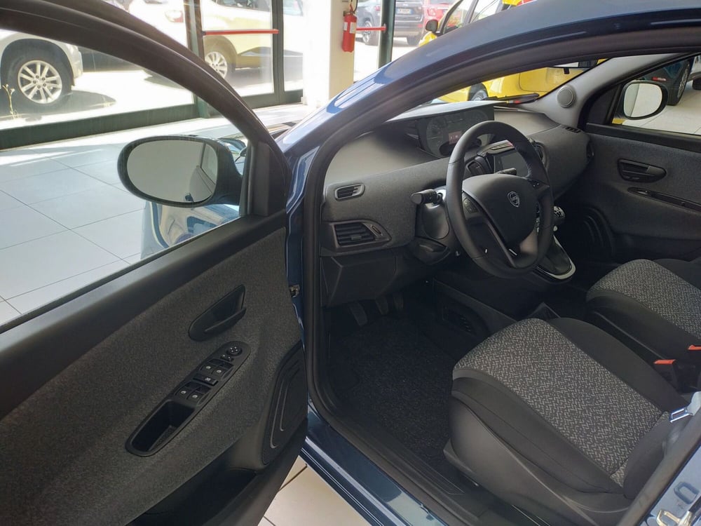 Lancia Ypsilon nuova a Reggio Emilia (9)