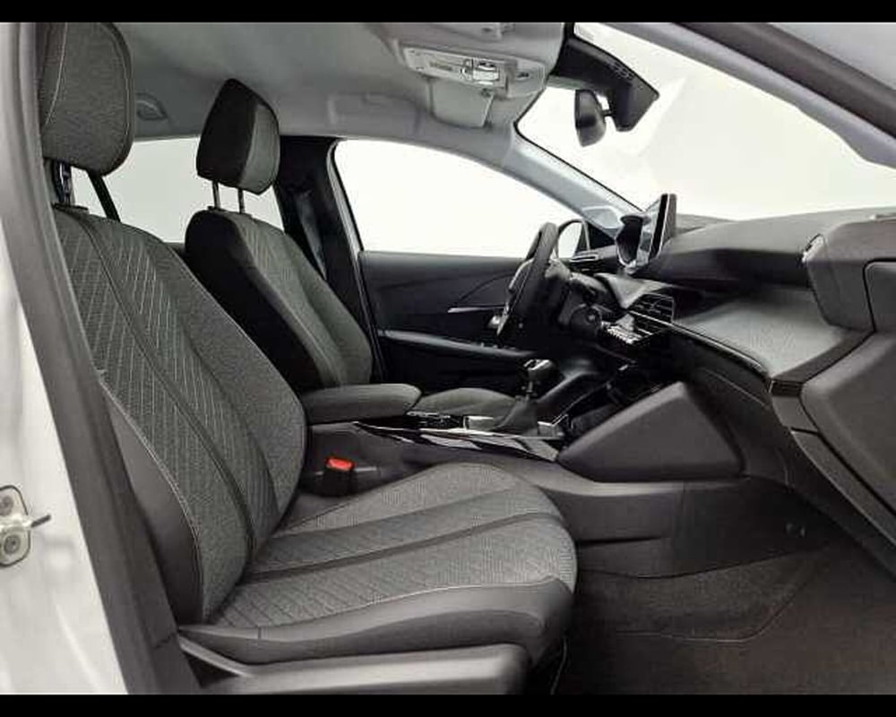 Peugeot 208 nuova a Milano (10)